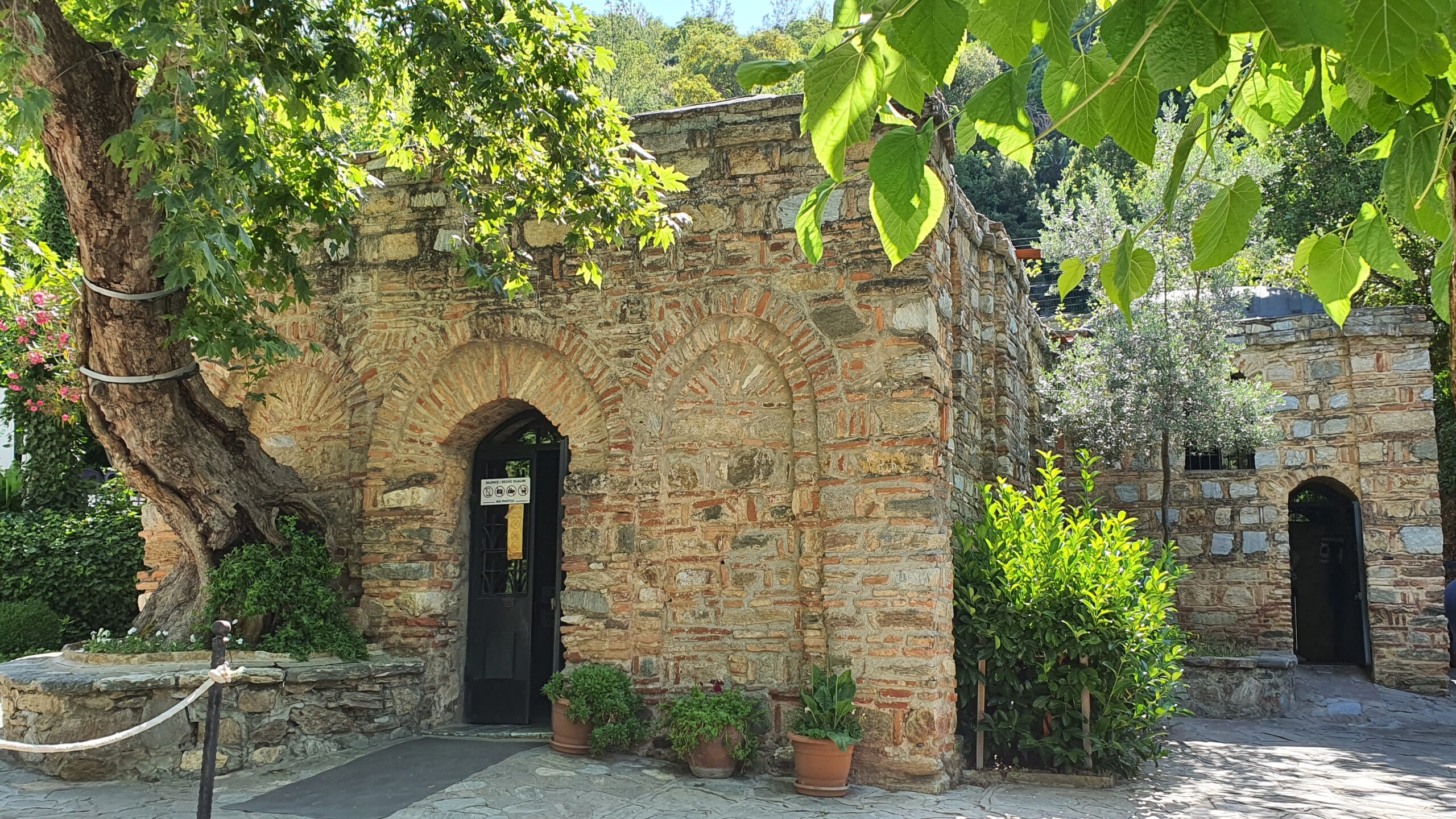 Lire la suite à propos de l’article Les mystères cachés de l’Assomption à « la Maison de Marie » : partage d’un pèlerinage…