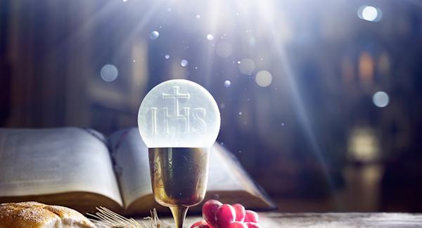 Lire la suite à propos de l’article Les lumières de l&rsquo;Hostie et les flammes du Cœur de Jésus passent par le Cœur immaculé de Marie