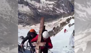 Lire la suite à propos de l’article La croix du pic de l’Aneto ne disparaîtra pas : des alpinistes espagnols la remettent en place